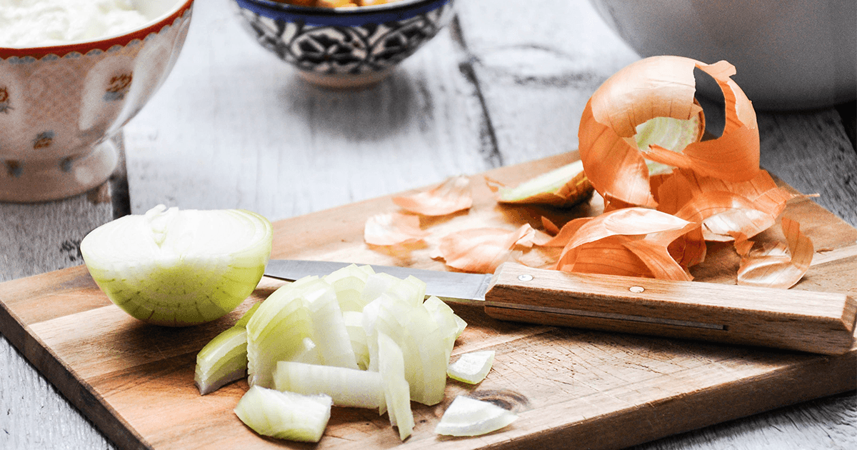 Chili con Carne für Kinder - Zwiebel schälen