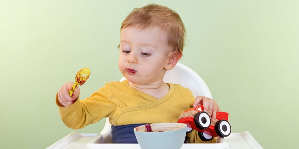 Freche Freunde mit dem Essen spielen