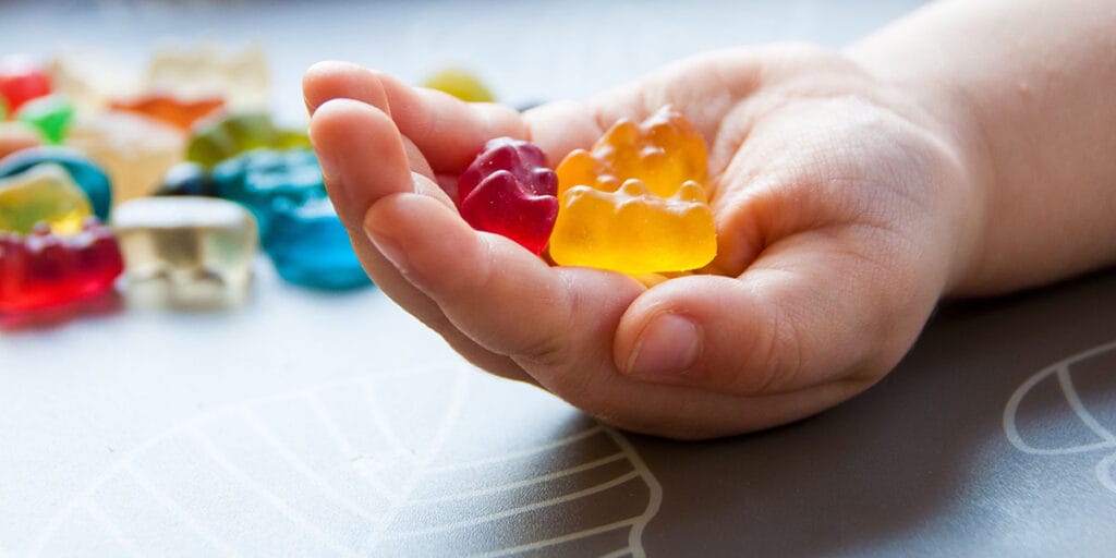 Freche Freunde Süßigkeiten Hand