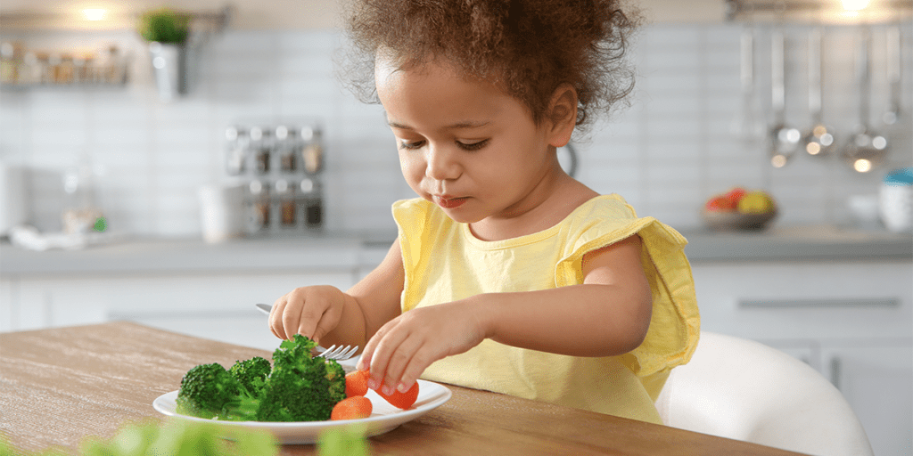 Freche Freunde Gemüse essen Mädchen