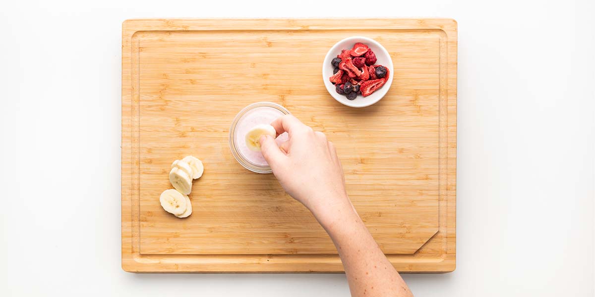 Freche Freunde Müsli Bowl garnieren